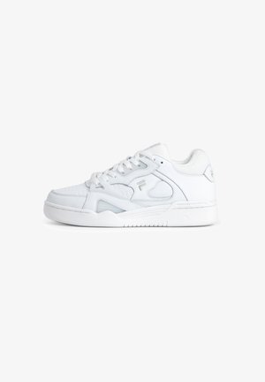 Witte sportieve sneaker met bovenwerk van leer en synthetisch gaas, textuurdetails, vetersluiting en een solide rubberen zool.