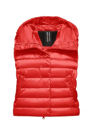 Gilet rosso imbottito con una finitura liscia e lucida, dotato di un colletto alto, chiusura con zip e due tasche laterali. Include etichetta interna con marchio.
