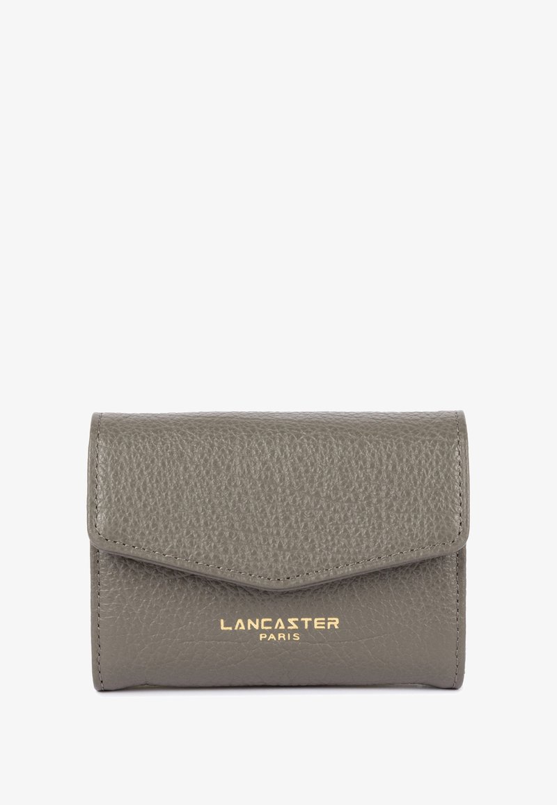 Grijze leren portemonnee met een gestructureerd oppervlak, een driehoekige flap en gouden opdruk. Compact ontwerp geschikt voor de essenties.