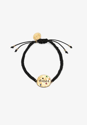 Pulsera de macramé negra con un charm ovalado dorado pulido grabado con "MAMA" y adornado con piedras preciosas coloridas. Cierre ajustable.