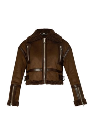 Giacca corta marrone con colletto foderato in pelliccia, chiusura con zip frontale e dettagli in pelle sulle maniche e sull'orlo. Presenta diverse tasche con zip.