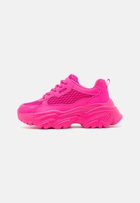 Zapatillas deportivas rosas con un diseño voluminoso, laterales de malla y suelas de goma texturizadas. Presentan un cierre con cordones y una hebilla en el talón.