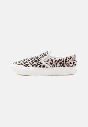 Baskets à enfiler avec semelle blanche et motif léopard multicolore en nuances de rose, noir et marron.