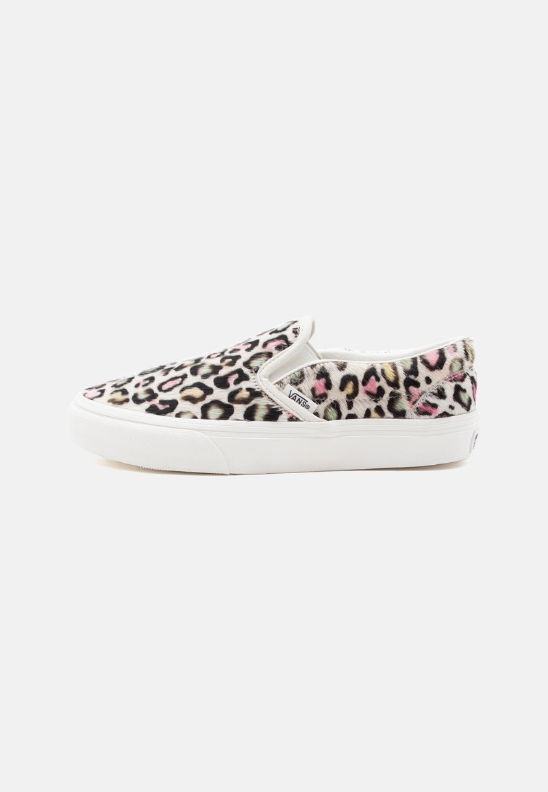 Αθλητικό παπούτσι χωρίς κορδόνια με λευκή σόλα και πολύχρωμο μοτίβο λεοπάρ σε αποχρώσεις ροζ, μαύρου και καφέ.