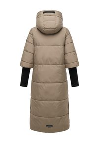 Langer beiger Puffer-Mantel mit Kapuze, kurzen Ärmeln, schwarzen Strickbündchen und horizontaler Steppnaht. Mit einem Logotag am Saum.