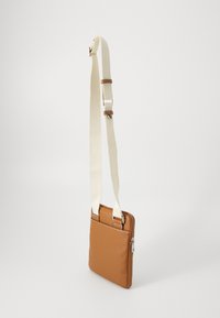 Guess MILANO  - Torba preko tijela - sand