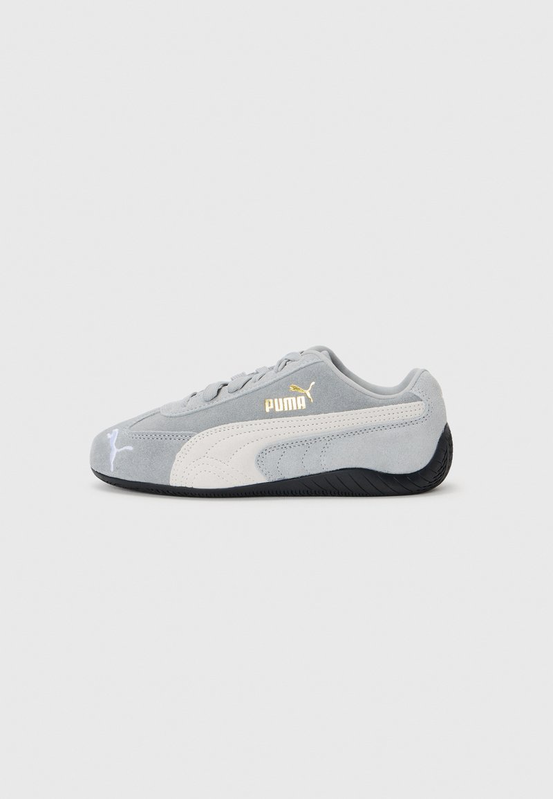 Baskets en suède gris clair avec une accent en cuir blanc, semelle en caoutchouc noir et logo Puma doré. Design bas avec fermeture à lacets.