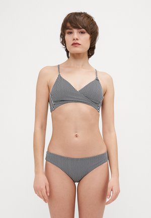 Ensemble de bikini rayé noir et blanc avec un top bralette en style enveloppant et un bas taille basse assorti, bénéficiant de bretelles réglables et d'une texture lisse.