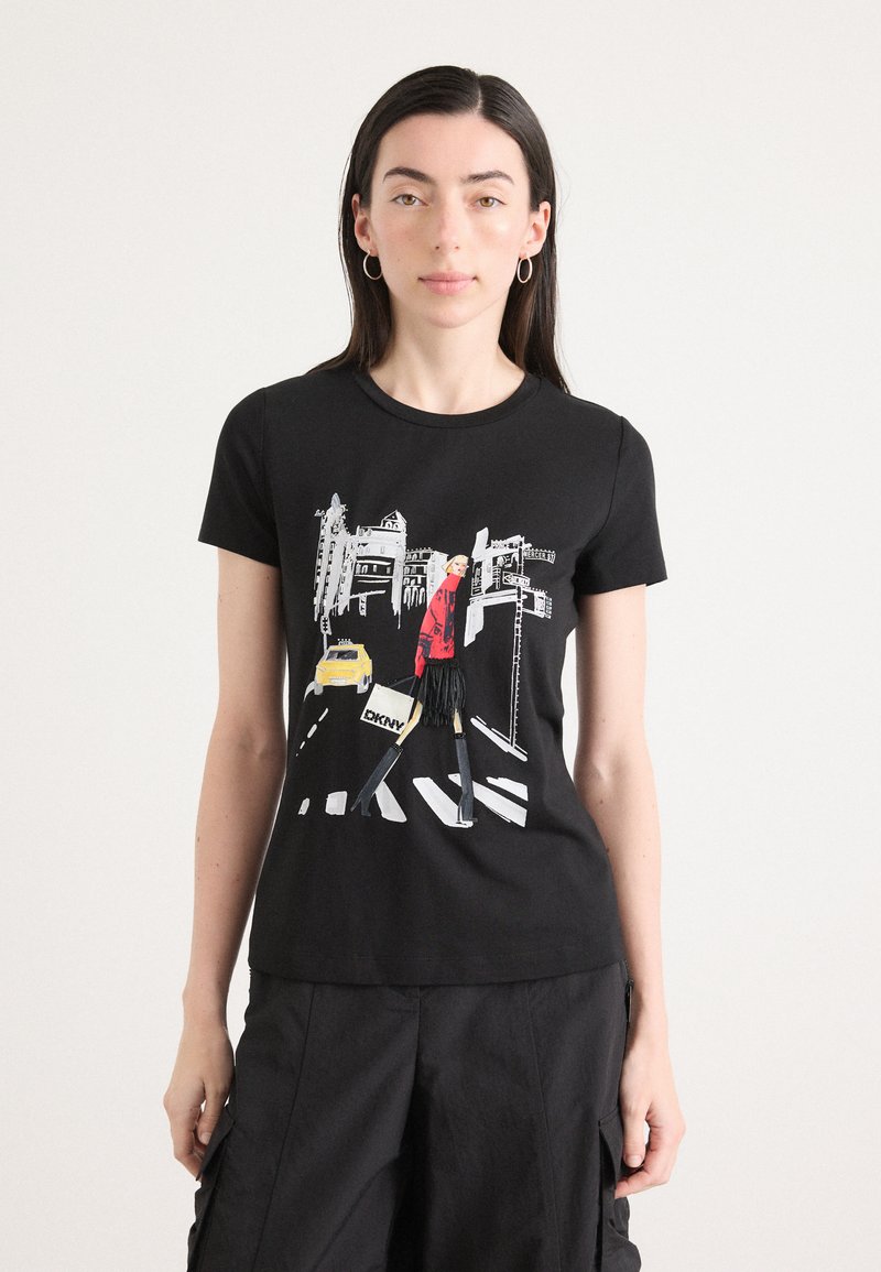 Must musta t-särk, millel on graafiline illustreerimine tänava stseenist, kus on kollane takso, modelleeritud pika juustega inimese poolt.