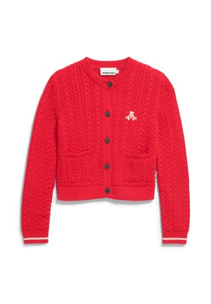 Rote Strickjacke mit Kabelmuster, fünf schwarzen Knöpfen, zwei vorderen Taschen und gerippten Bündchen mit weißen Streifen. Kleines Logo auf der Brust.