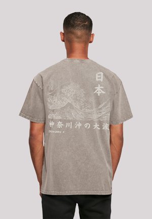 Grijze katoenen T-shirt met een golfgrafiek en Japanse tekst op de achterkant. Korte mouwen, casual fit, met zichtbare stikdetails.