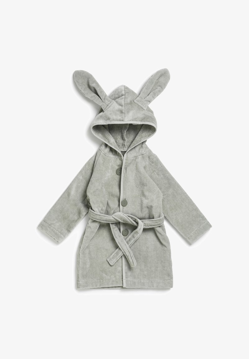 Accappatoio in piuma grigia con cappuccio, orecchie da coniglio, bottoni frontali e cintura coordinata; texture morbida e maniche lunghe.
