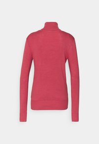 Röd polotröja, ribbad hals och ärmar, snygg passform, tillverkad av mjukt stickat material, enfärgad utan mönster eller utsmyckningar.