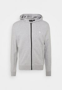 Grijze zip-up hoodie gemaakt van zacht materiaal, met een rits aan de voorkant, een capuchon met trekkoord en een subtiel logo op de borst. Standaard pasvorm.