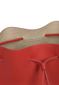 Borsa a tracolla in pelle rossa con una texture liscia, apertura superiore e chiusura con cordoncino, che mostra un rivestimento beige con dettagli di motivo sottili.