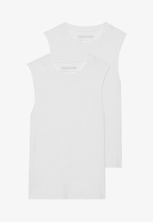 Divi baltie bezstaru T-krekli, kas izgatavoti no mīksta kokvilnas auduma, ar noapaļotu kakla izgriezumu un bez redzamām rakstām vai metāla elementiem.