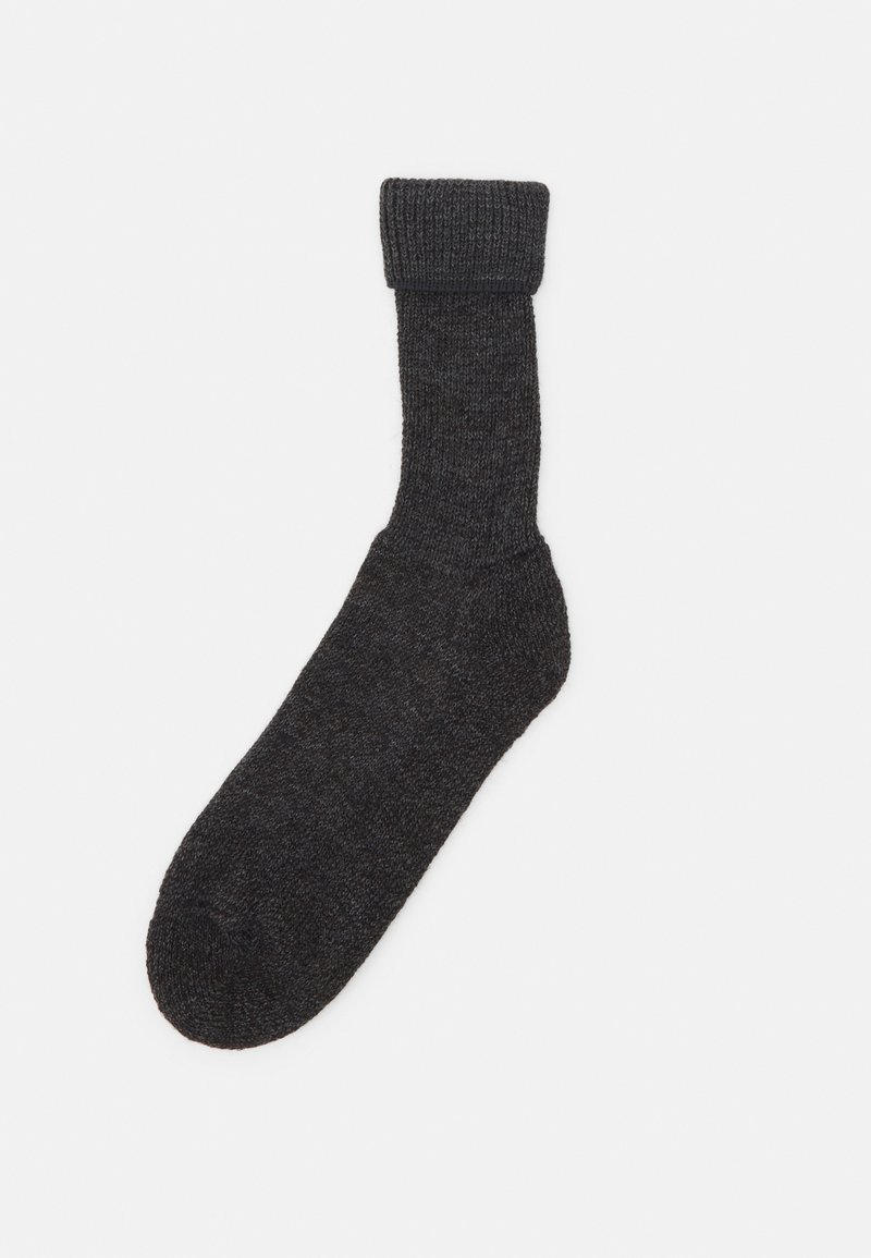 Chaussette tricotée gris foncé avec une bordure côtelée, texture lisse et un orteil sans couture, arborant un design classique de longueur cheville.