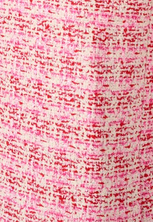 Primer plano de una tela tejida texturizada con un patrón de hilos rosas, rojos y blancos formando un diseño similar al tweed.