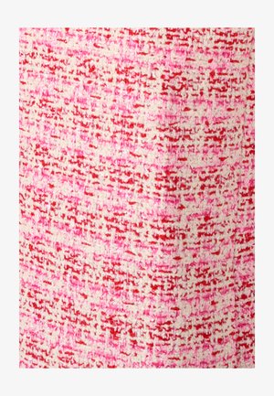 Close-up van een gestructureerde geweven stof met een patroon van roze, rode en witte draden die een tweed-achtig ontwerp vormen.