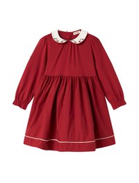 Rochie din bumbac roșu cu mâneci lungi, guler alb brodat, fustă plisată și margine albă. Închidere la spate cu fermoar.