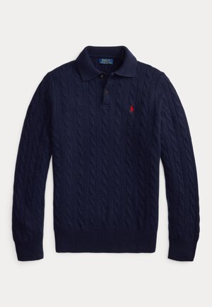 Pull polo bleu marine à manches longues en maille torsadée, avec col, deux boutons et petit logo rouge brodé sur la poitrine gauche.