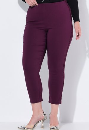 BENGALIN SLIM FIT, SEITLICHE RÜSCHENSTREIFEN - Pantalones - blackberry