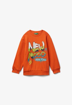 Oranger Sweatshirt mit auffälligem "NEW MOOD"-Text in Grün und Blau, mit lässiger Passform sowie gerippten Bündchen und Saum. Hergestellt aus weichem Stoff.