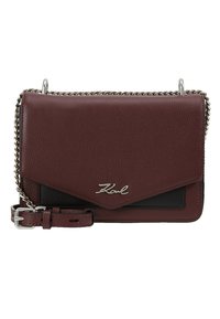 Burgunderfarvet lædertaske med en tekstureret overflade, kædrestropp, sølvhardware og et sort aksentpanel; har en fold-over låg.