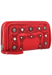 Portafoglio in pelle rossa con ritagli decorativi e accenti floreali in tonalità argentata. Chiusura con cerniera, finitura testurizzata e cuciture dettagliate lungo i bordi.