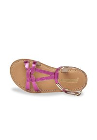 Sandal in metallo rosa con cinturini sottili, un dettaglio intrecciato sulla punta e una soletta beige con cuciture bianche.