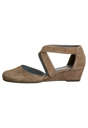 Brązowe zamszowe buty na koturnie z zamkniętym noskiem i krzyżującymi się paskami. Posiadają niski, skośny obcas oraz miękką wyściółkę wewnętrzną.