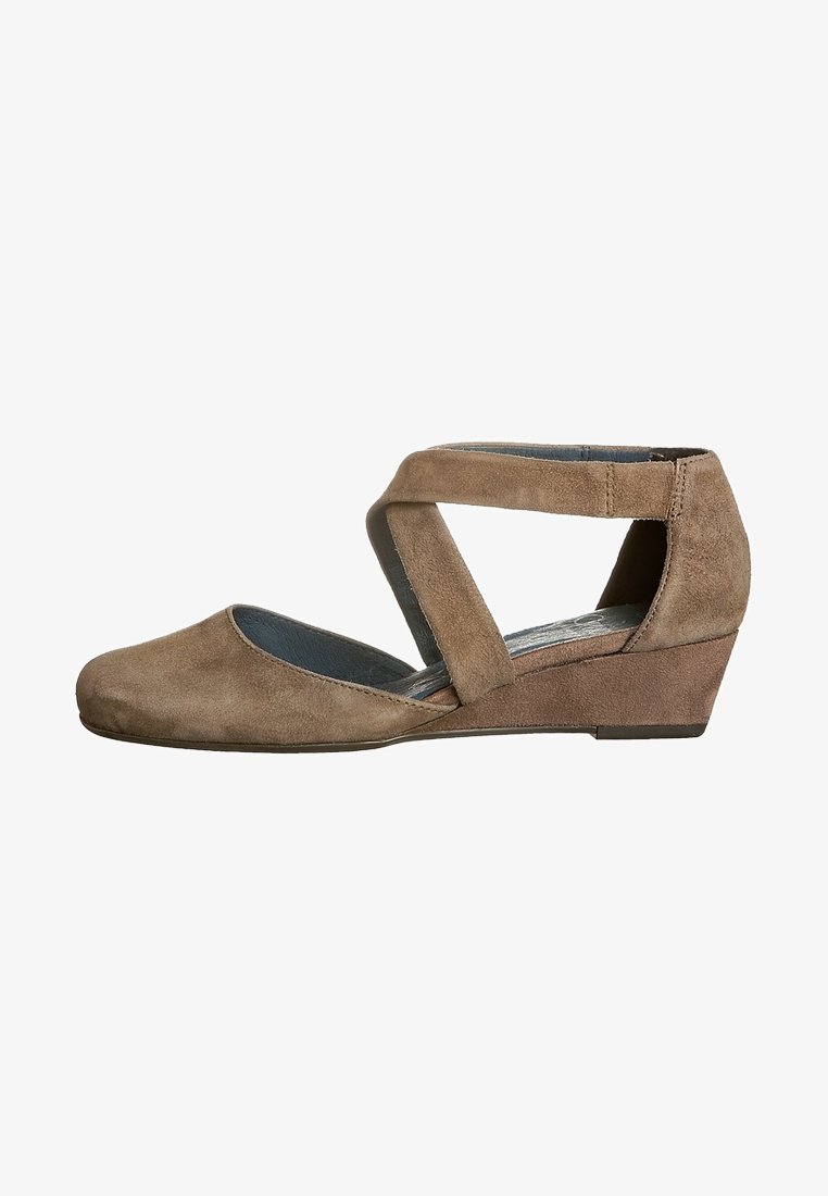 Chaussure en cuir suédé marron avec un bout fermé et un design de brides croisées. Caractérisée par un talon en coin bas et incliné et un doublure intérieure douce.