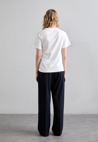 Victoria Beckham BODY TWIST TEE - Apdrukāts T-krekls - white