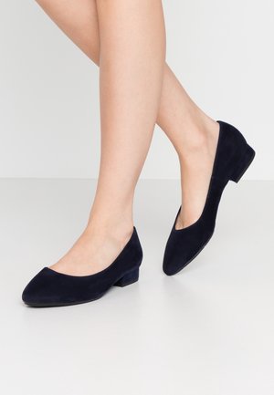 Marineblauwe suède balletschoenen met een lage vierkante hak, afgeronde neus en een gladde textuur. Eenvoudig ontwerp met een strakke uitstraling.