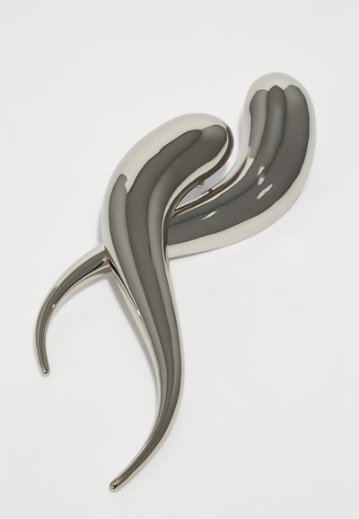 Metalen broche met een glad, gebogen ontwerp in grijze en zilveren tinten, met verlengde, vloeiende vormen en gepolijste details.