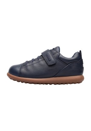 Marineblauwe leren sneaker met bruine rubberen zool, veters en klittenbandsluiting op een witte achtergrond.