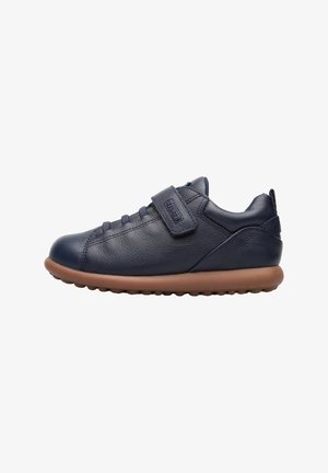 Marineblå lædersneaker med brun gummisål, snørebånd og en velcrolukning på hvid baggrund.