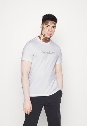 RAISED STRIPED LOGO - Print T-shirt - bright white