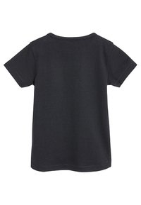 Sort bomulds T-shirt med korte ærmer, rund halsudskæring og ensfarvet ryg. Blød tekstur og et enkelt, ude ornamenteret design.