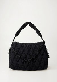 Borsa nera trapuntata con manico imbottito e tracolla a catena staccabile, decorata con ciondoli a forma di lettere "DIESEL" su sfondo bianco.