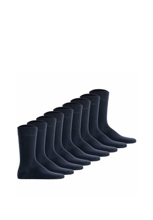 Zehn Paar schlichte schwarze Crew-Socken ordentlich in einer Reihe auf weißem Hintergrund ausgerichtet.