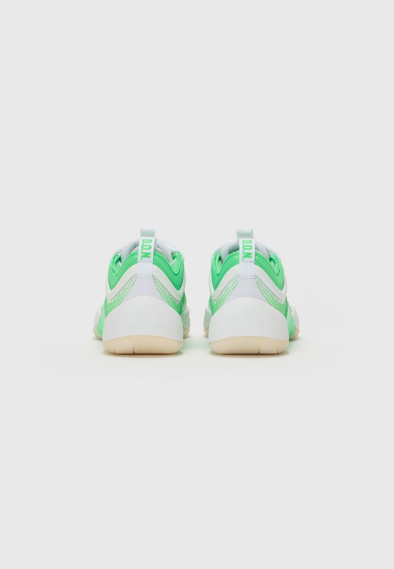 Grüne und weiße Sportschuhe mit einem Netzdesign, strukturierten Akzenten und Gummisohlen, ausgestattet mit einer Zuglasche und einem Logo an der Ferse.