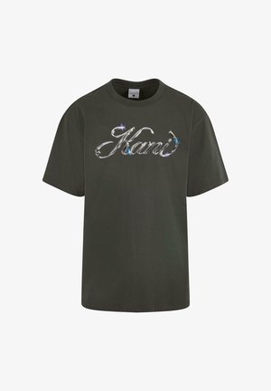 Donkergroen katoenen T-shirt met korte mouwen. Bevat een decoratieve, gestructureerde "Hard" logo in zilver met blauwe accenten over de borst.