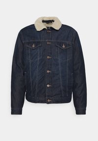 Giacca in denim blu scuro con chiusura a bottoni, due tasche sul petto con patta, tasche laterali e colletto in sherpa beige.