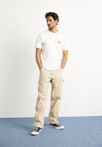 adidas Originals TEE - T-shirt estampada - off white