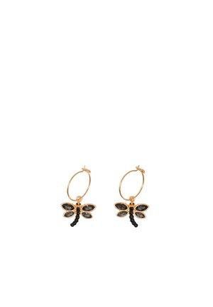 Pendientes de aro de oro con charms en forma de libélula que presentan alas de piedras preciosas negras y grises y cuerpos de cuentas negras.