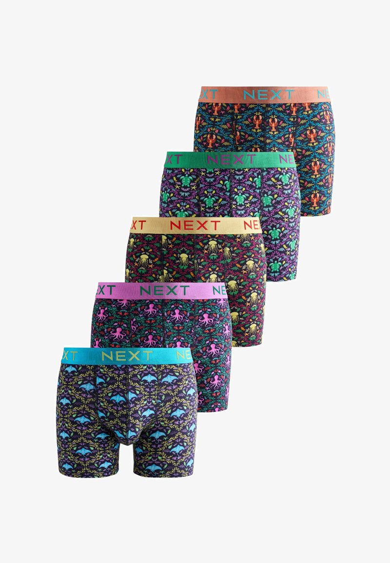 Päť párov pánskych boxeriek s farebnými vzormi morského života a kontrastnými elastickými pásmi s nápisom „NEXT“ v rôznych farbách.