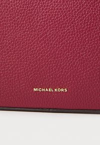 MICHAEL Michael Kors TRAVEL ACCESSORIES TECH ORGANIZER - Cestovní příslušenství - mulberry