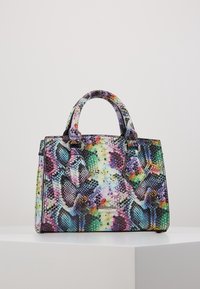 Wielokolorowa torebka ze skóry wężowej o usztywnionej konstrukcji, wyposażona w dwa krótkie uchwyty oraz odpinany element ozdobny.