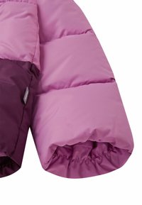 Manica di giacca imbottita in rosa chiaro e bordeaux, con una texture morbida, polsini elastici e cuciture visibili con dettagli del logo.